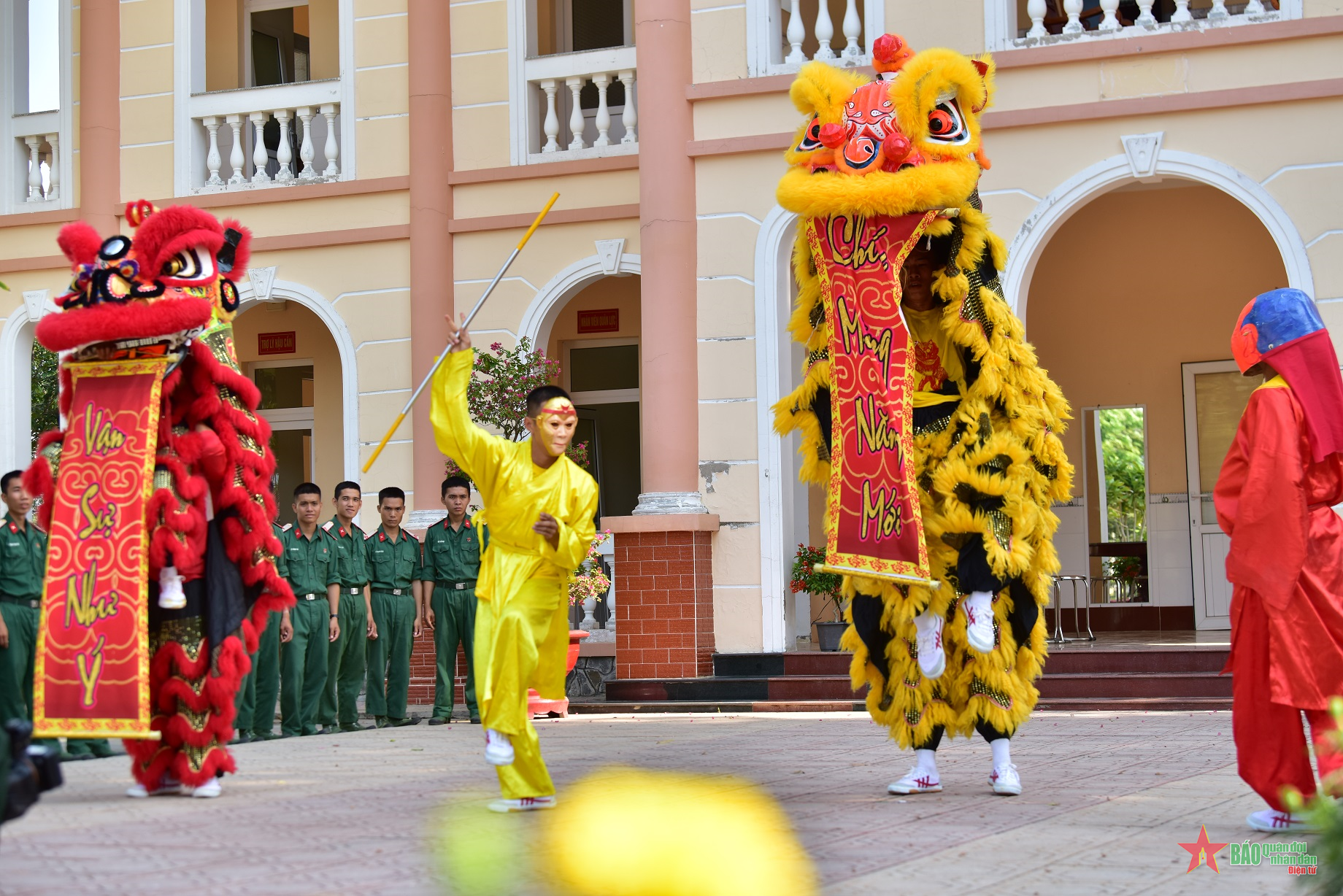 Xem bộ đội Quân khu 9 tập múa lân

